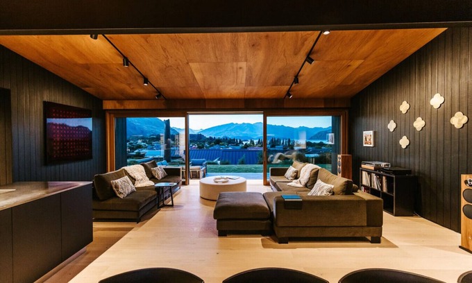 Wanaka House | The Brick House - Stunning Lake Views - Sleeps 10