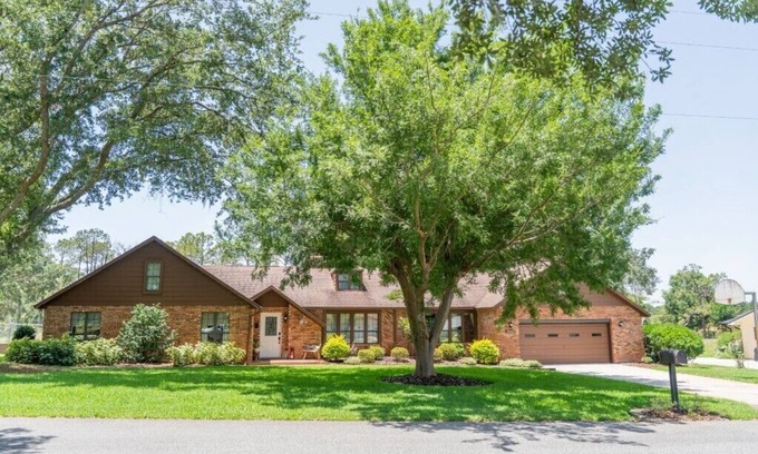Wildwood House | The Brickstone Home- Large backyard, games, 5 minutes from Brownwood!