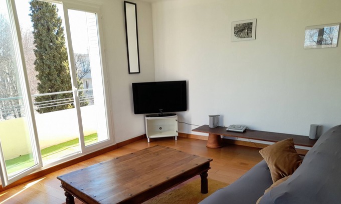 Les Arceaux Apartment | The bright - 2 bedroom air-conditioned apartment