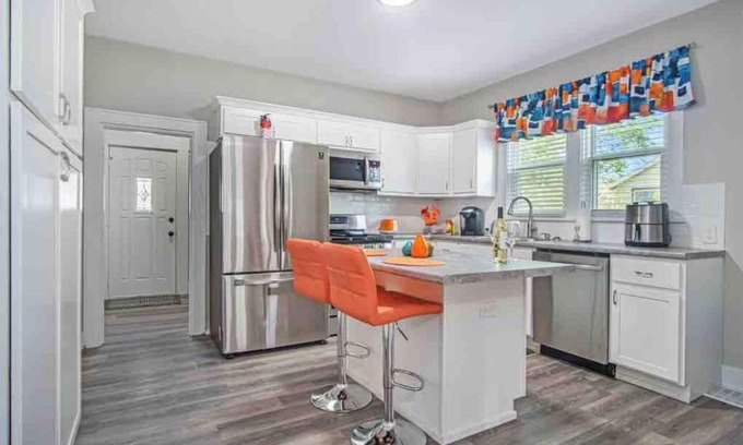 Nelson House | The Bright Side Bungalow Downtown*MFoam Mattresses
