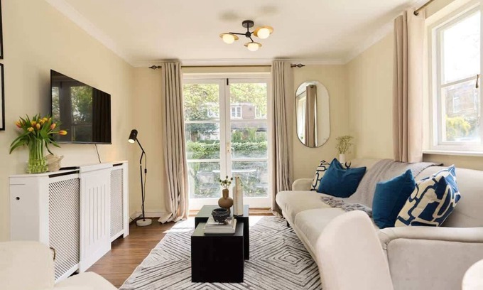 West Brompton Apartment | The Brompton Park Escape– Bright 2BDR Flat + Patio