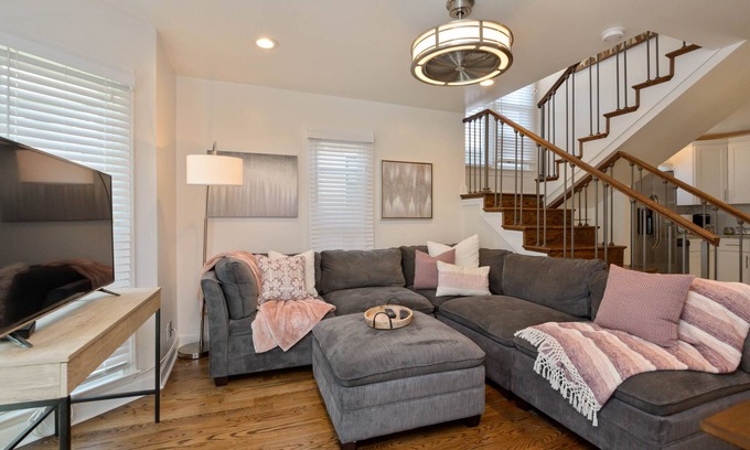 Hillsboro West End Condo | The Bryant★Hillsboro Village-walk to Vandy★Free Parking. 9 mins to downtown!