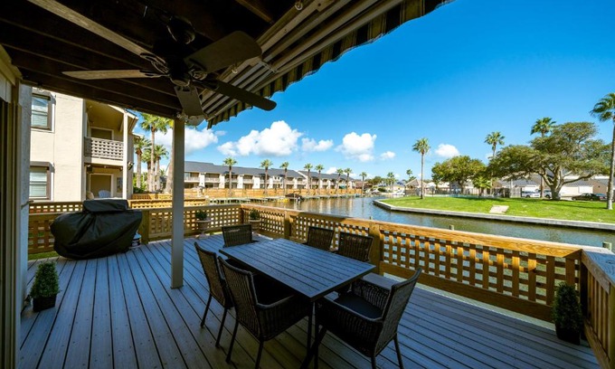 Harbor Oaks Apartment | The BS Lake House
