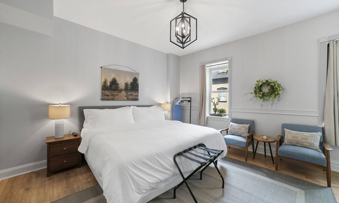 St. Charles Apartment | The Buck Suite at Divine Otter