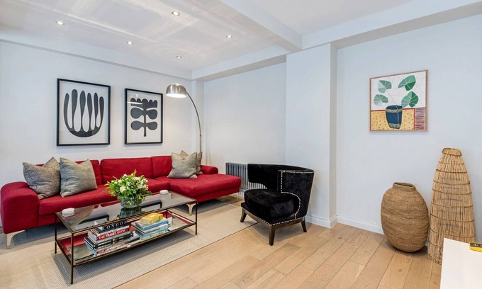 Queen's Gate Apartment | The Buckingham and Lloyds Apartment