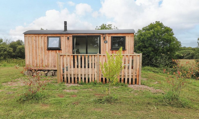 Cosheston Cottage | THE BUMBLEBEE, pet friendly, with open fire in Lamphey