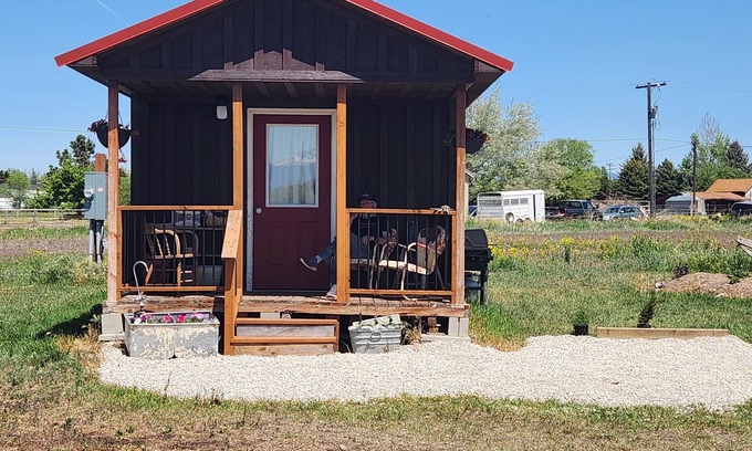 Stevensville Cabin | The Bunkhouse nTiny home with a farm feel.with WiFi,and AC.