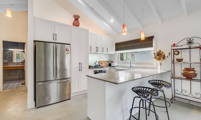Wamberal Cottage | The Bunkie, close to beach and local shops.