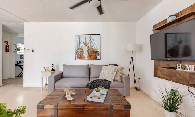 Levittown Apartment | The Buoy House/La Casa de la Boya