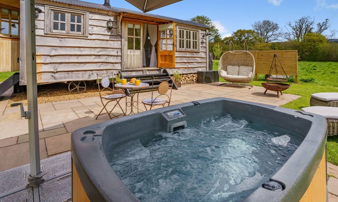 Bronllys House | The Butterfly Hut - One Bedroom House, Sleeps 2