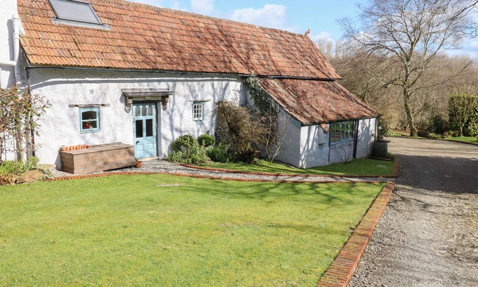 Frithelstock Cottage | THE BYRE, romantic, character holiday cottage in Great Torrington
