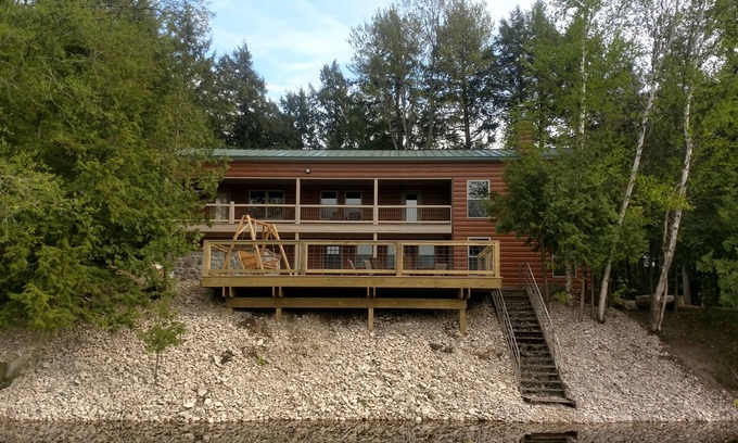 Posen Cabin | The Cabin ~ Relax ~ Year Around luxury Home w/4 Kayaks, 2 Canoes & Paddle Boat