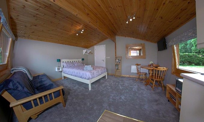 Donadea Apartment | The Cabin @ Willowmere (Garden Log Cabin)