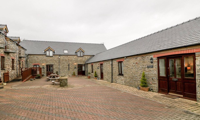 Aberystwyth Cottage | THE CALF SUITE, pet friendly, with pool in Aberystwyth