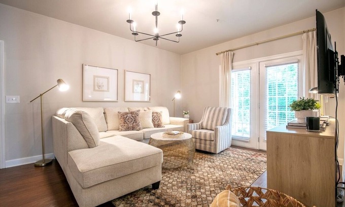 Oxford Condo | The Calm, 2BR Stay by Velvet Ditch Villas