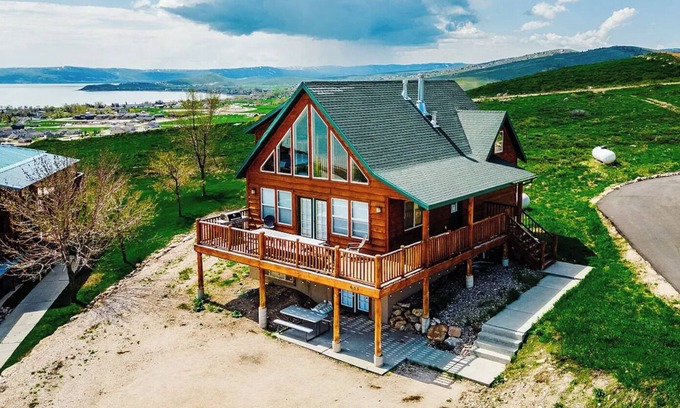 Garden City House | The Cambry - 4 Bdrm + Loft. Stunning Views from a Large Deck with seating & BBQ Grill