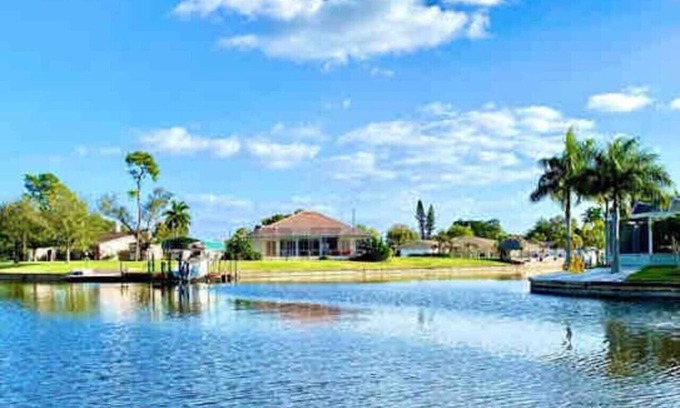 Yacht Club Apartment | The Cape 2 Gulf access