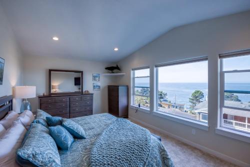 Depoe Bay House | The Captains Lookout Sleeps 6, Hot Tub, Pet Friendly, Ocean View