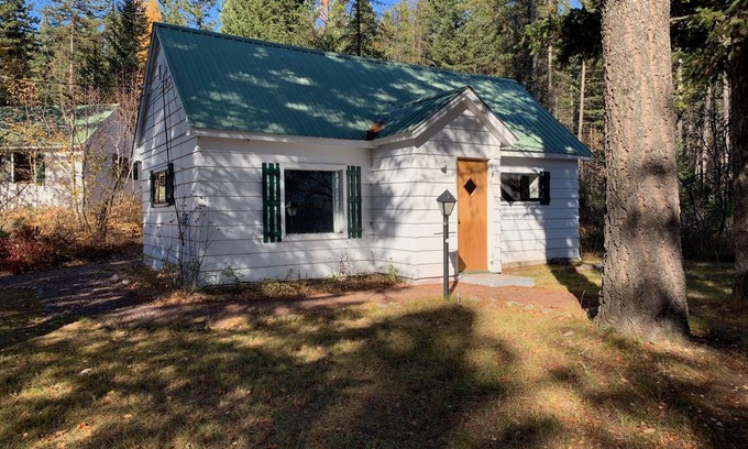 West Glacier House | The Cardinal Cabin at Whistle Stop Retreat