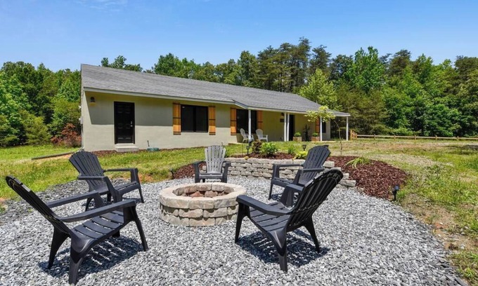 Fredericksburg House | The Carriage House at King's Crossing