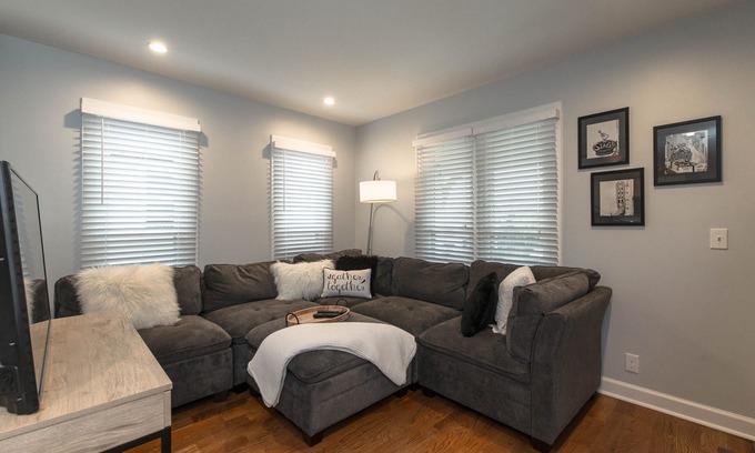 Hillsboro West End Condo | The Cash★Stroll through Hillsboro Village★Free Parking-11 mins to downtown!
