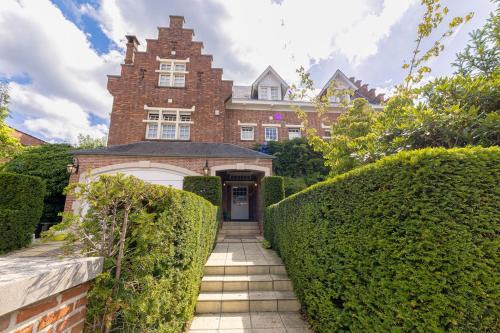 Sint-Pieters-Woluwe Villa | The Castle