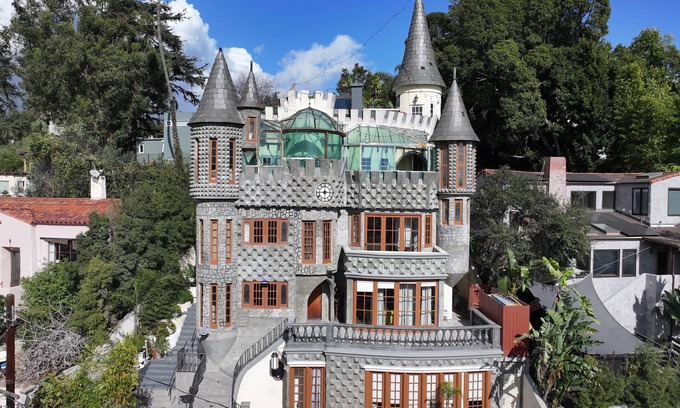 Hollywood Dell House | The Castle Ivar
