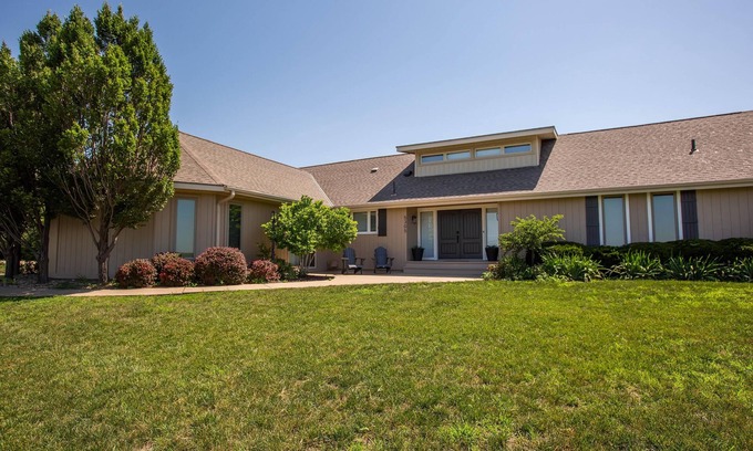 Manhattan House | The Castle Retreat: Beautiful, Spacious, Luxury Lakehouse with Amazing Views