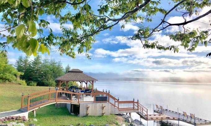 Salmon River Road House | The Cedar at Mira Riverfront Getaway