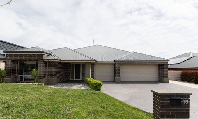 Calare House | The Centennial | Entertains 8, Close to Wineries
