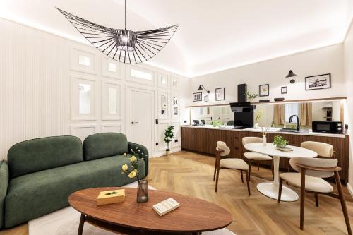 Terezvaros Apartment | The Central Modernist Vasvari 6