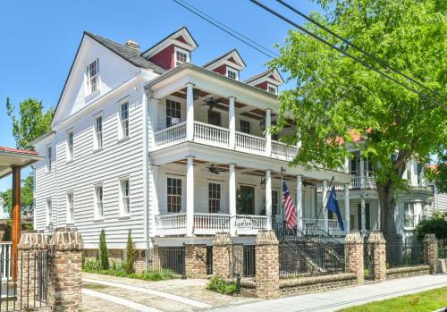 Cannonborough Elliotborough Apartment | The Charlestonian