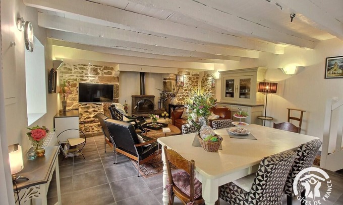 Belle-Isle-en-Terre House | The charm of the forest