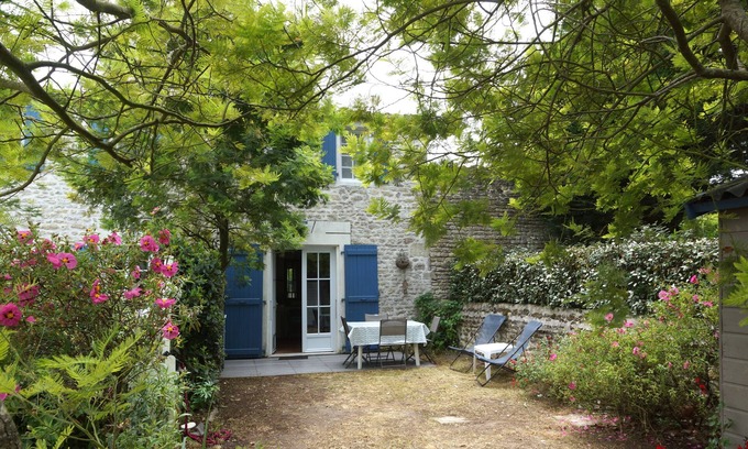 Le Chateau-d'Oleron House | The charm of stone, House and garden, 5 'from the ocean, with 2 bikes, Internet