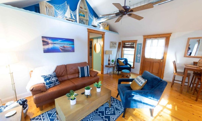 Glenn House | The charming Glenn Cottage! Walk to Lake Michigan!