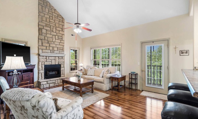 Branson West Condo | The Charming Retreat – For 6!