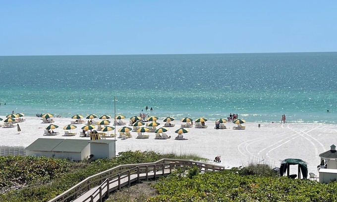 Marco Island Resort | The Charter Club of Marco Beach. A beachfront resort from Hilton G.V.