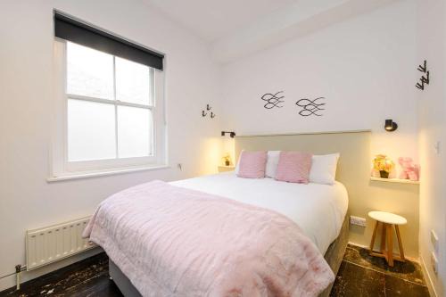 Cathedrals Apartment | The Cheeky Hideaway-Borough- by Frankie Says
