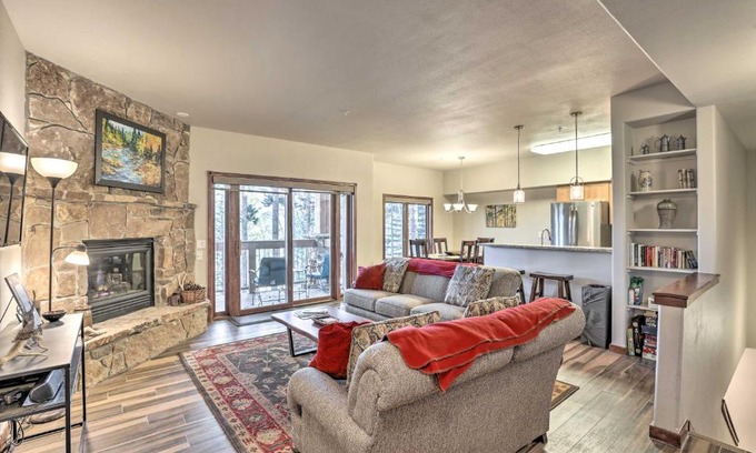 Four O'Clock Apartment | The Chelsea Condo with Hot Tub and Pool Access!