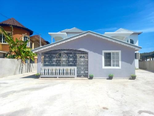 Silver Sands Apartment | The Chic Haven 3 mins to Beach