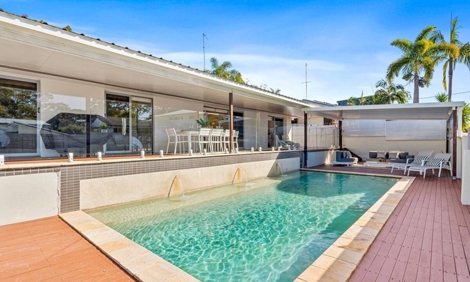 Bundall House | The Chill House - Heated Pool + Entertainment Area