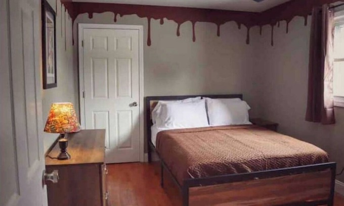 Kingsport Apartment | The Chocolate Suite at Suite Retreats