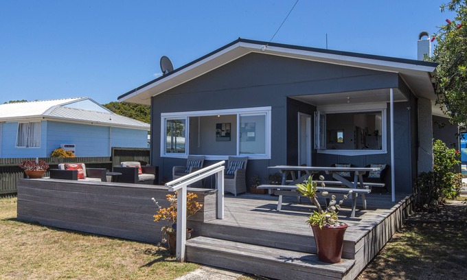 Ngunguru Cottage | The classic Kiwi Bach, love the lifestyle !
