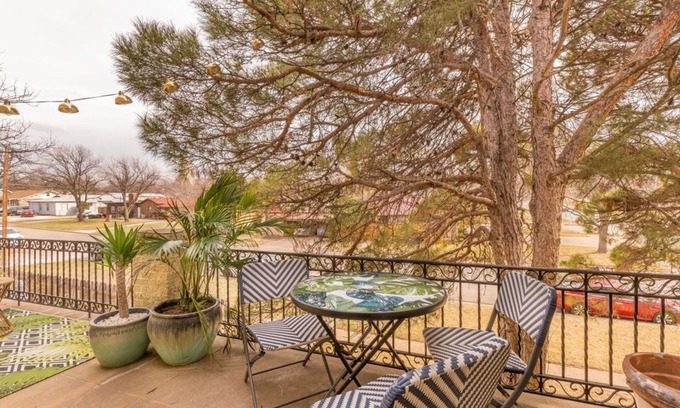 Sayles Blvd. Area House | The Classical - make your stay remarkable!