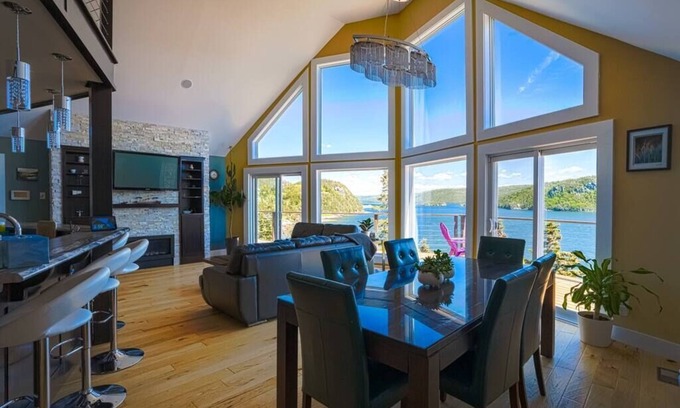 Placentia Ski Chalet | The Cliff House-Luxury Chalet with Hot Tub/View
