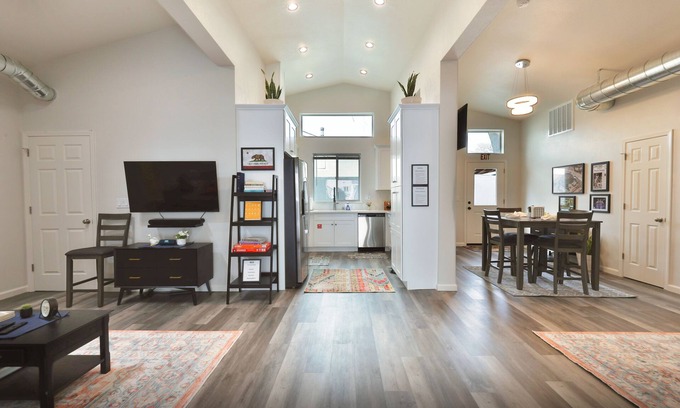 South Natomas House | “The Club House” - 7 Minutes from Downtown Sacramento - Stylish 2 bed/2 bath