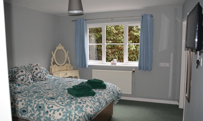 Leominster House | The Coach House - 5 min walk from the Market Town