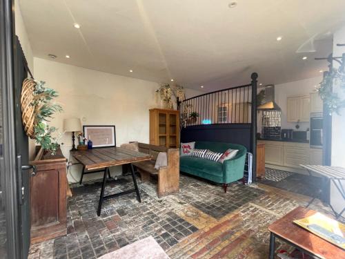 Sandgate House | The Coach House