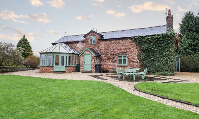 Pant House | THE COACH HOUSE, pet friendly, with hot tub in Llanymynech