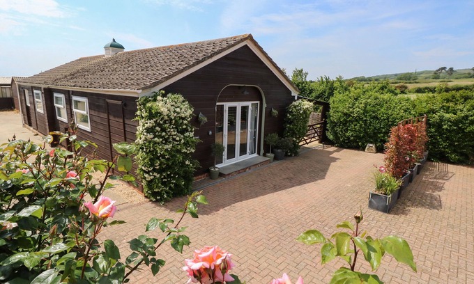 Brighstone Cottage | THE COACH HOUSE, pet friendly, with a garden in Brighstone